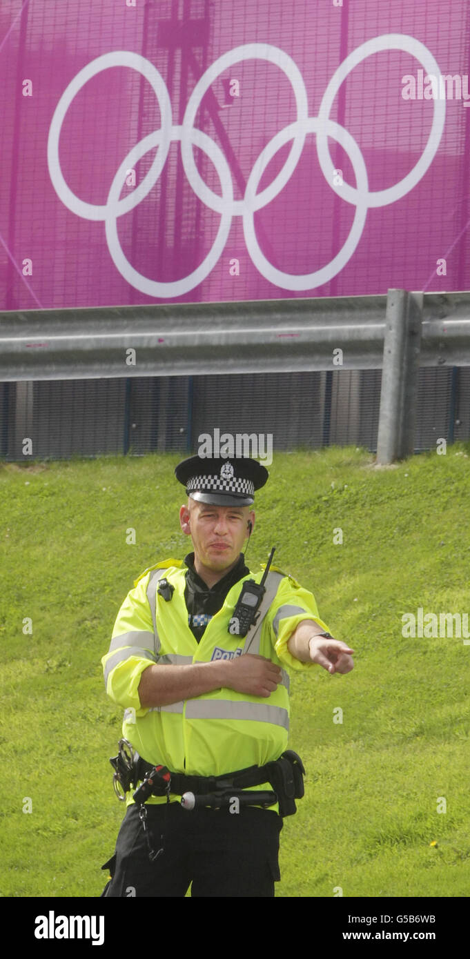 Police à l'extérieur de Hampden Park, Glasgow, avant les USA v France Women's football, First Round, Group G Match. Banque D'Images