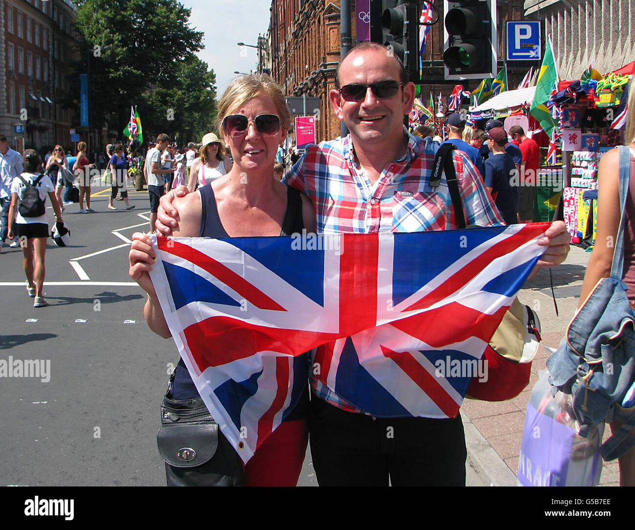 Rob Green, 46 ans, et l'épouse Julie, 49 ans, d'Oxford, qui se sont rendus au Millennium Stadium de Cardiff pour assister au clash des femmes olympiques entre la Grande-Bretagne et la Nouvelle-Zélande. Banque D'Images