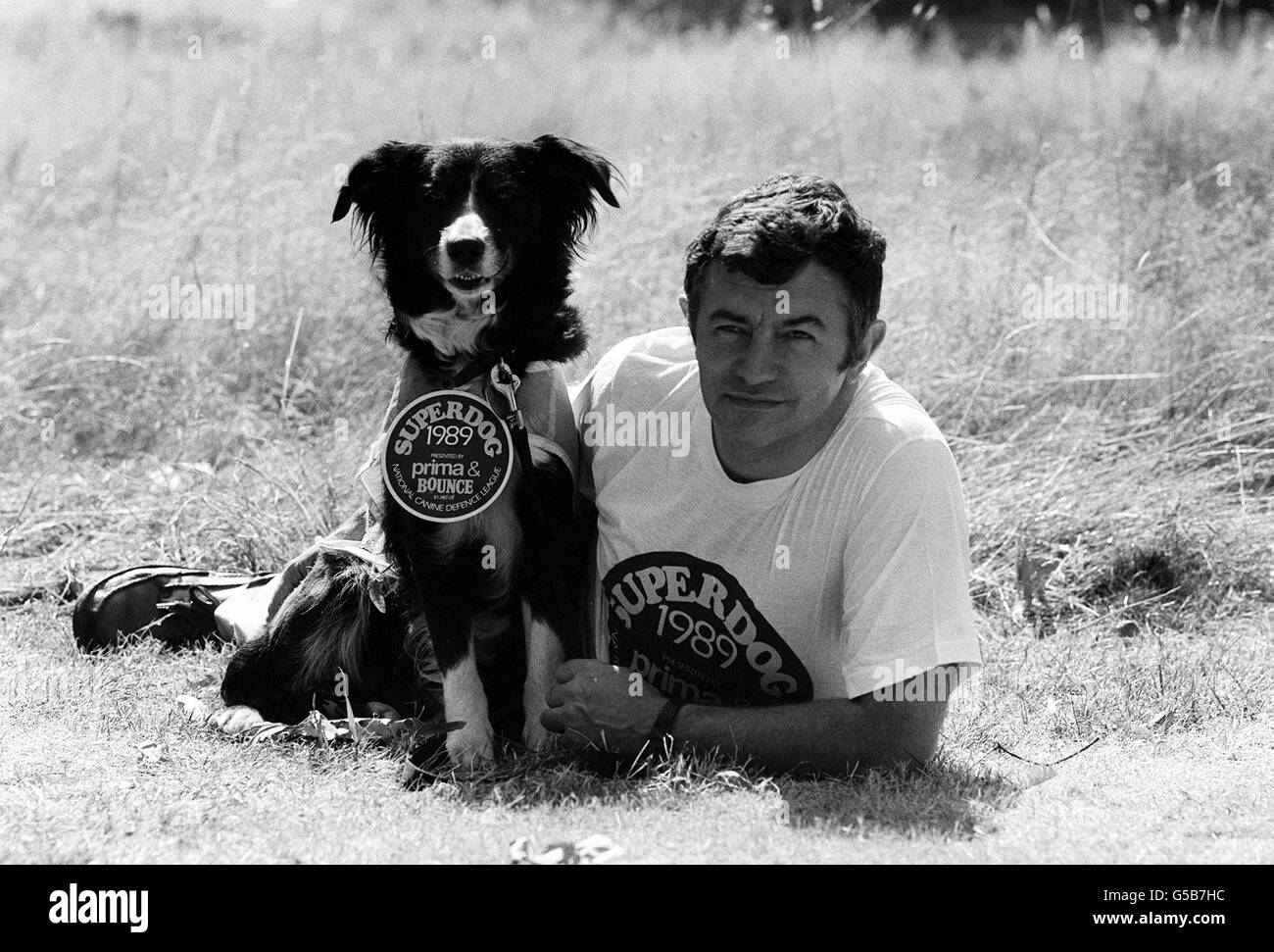 Collie Donna qui a participé aux opérations de sauvetage après l'accident de Lockerbie Air, avec son propriétaire Bill Parr à Londres après que le canin courageux a reçu un prix Bounce Superdog 1989. Donna a été parmi les 50 chiens de l'Association des chiens de recherche et de sauvetage qui ont aidé à localiser des corps, des effets personnels et des indices. Banque D'Images