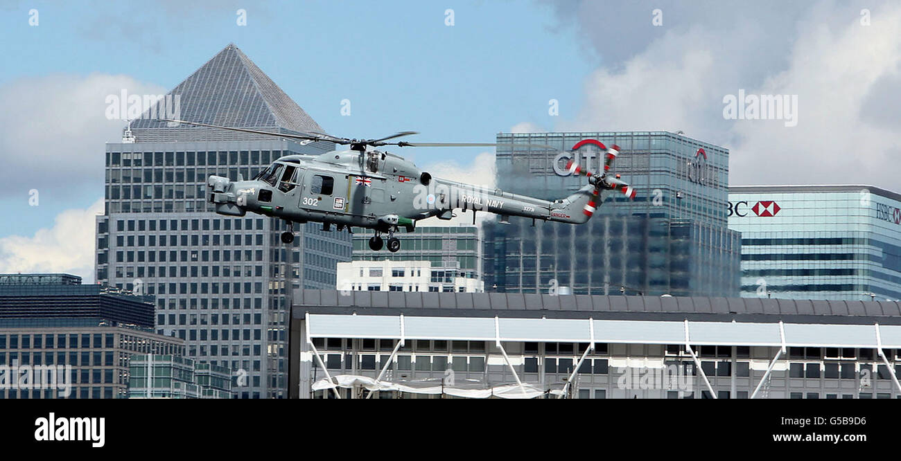 Un hélicoptère en patrouille à partir du navire de la Marine royale HMS Ocean, amarré sur la Tamise à Greenwich dans le cadre de la sécurité des forces armées pour les Jeux Olympiques de Londres 2012. Banque D'Images