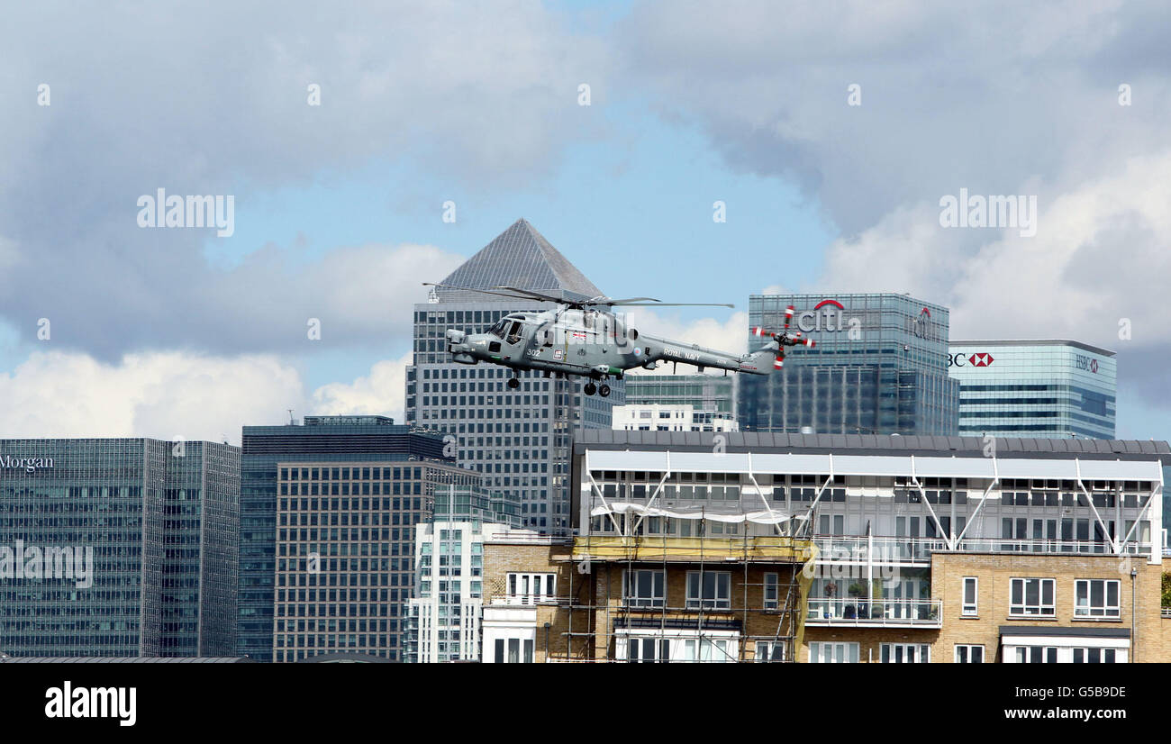 Un hélicoptère en patrouille à partir du navire de la Marine royale HMS Ocean, amarré sur la Tamise à Greenwich dans le cadre de la sécurité des forces armées pour les Jeux Olympiques de Londres 2012. Banque D'Images