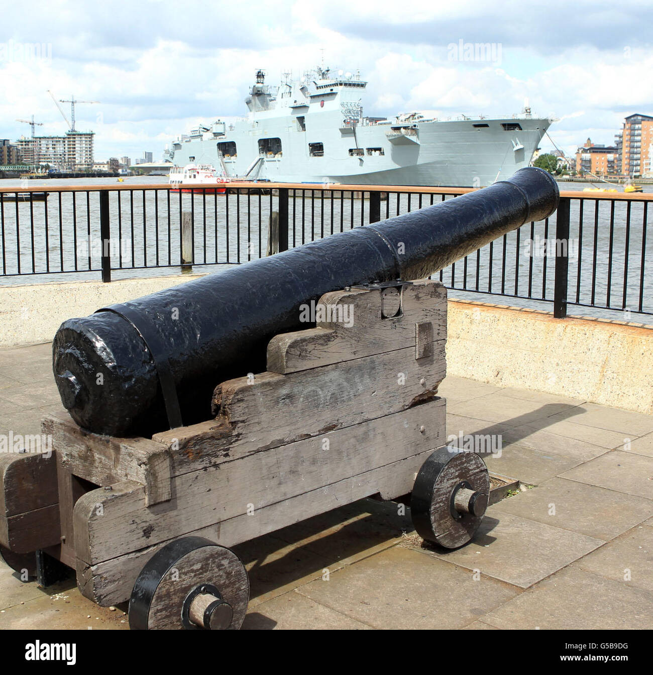 Le navire de la Marine royale HMS Ocean est amarré sur la Tamise à Greenwich dans le cadre de la sécurité des forces armées pour les Jeux Olympiques de Londres 2012. Banque D'Images
