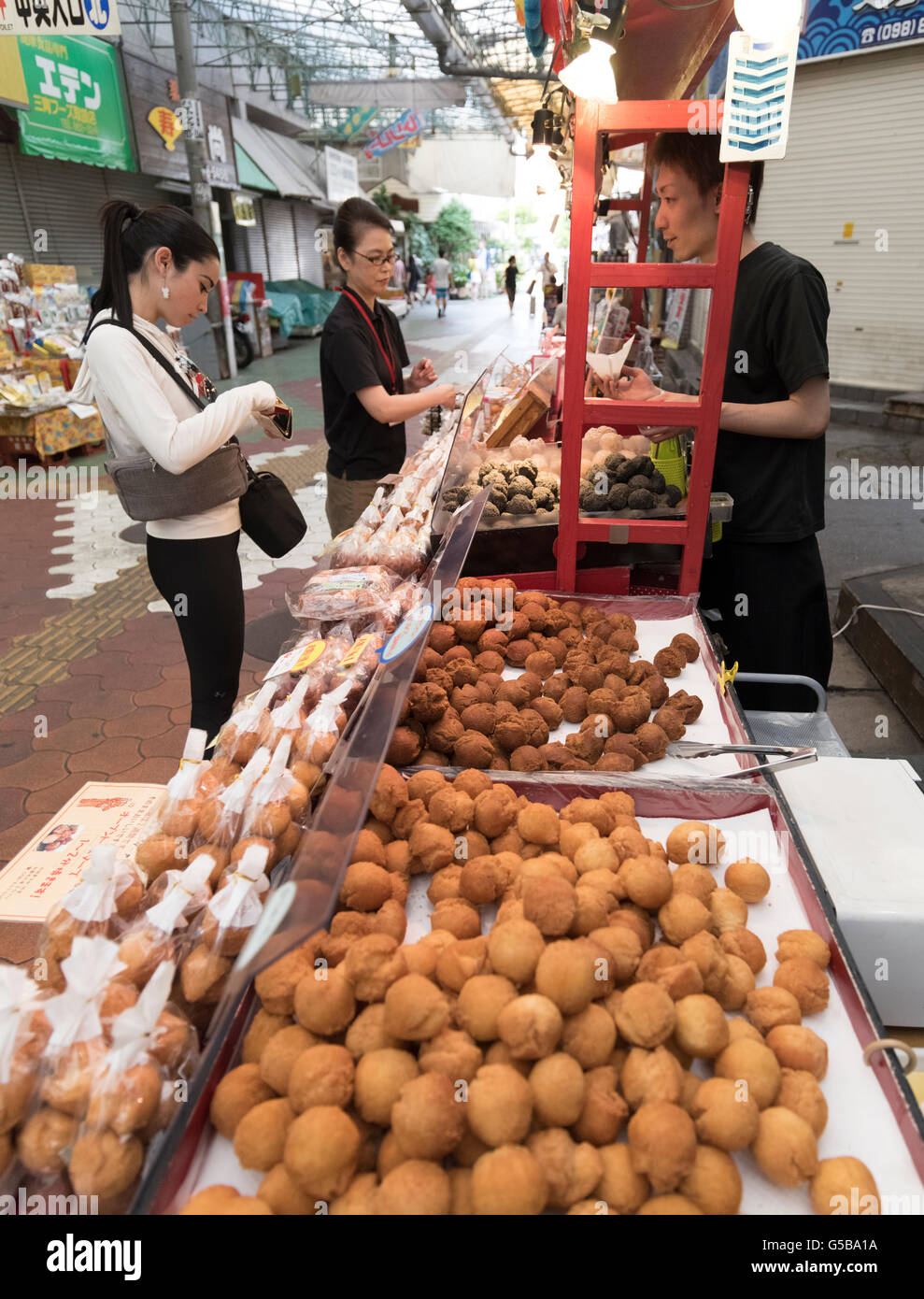 ( Satandagi ) beignets Okinawan à vendre à Makishi Public Market, de la ville de Naha, Okinawa, Japon Banque D'Images
