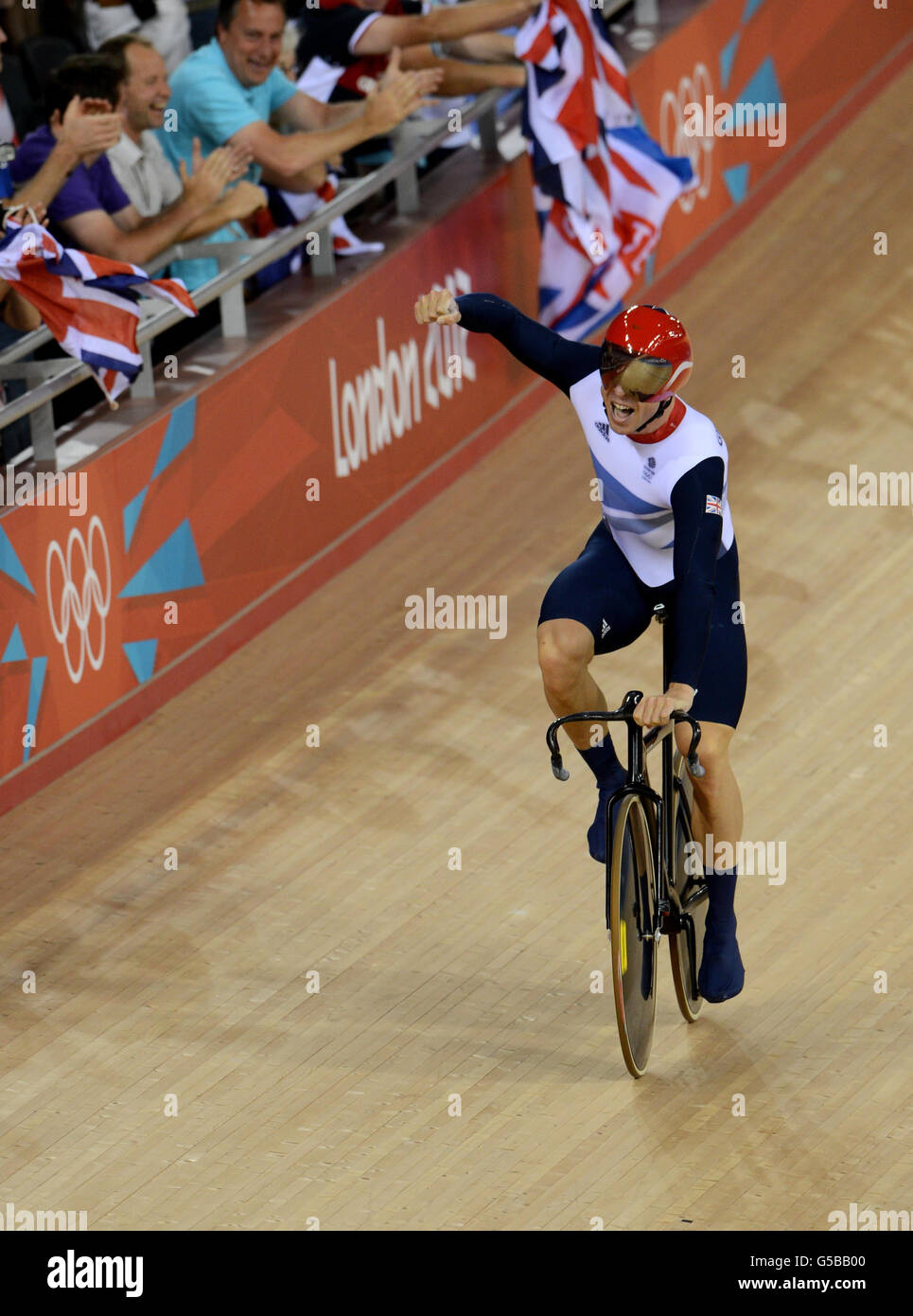 Jeux Olympiques de Londres - jour 6.Chris Hoy, en Grande-Bretagne, célèbre la médaille d'or du sprint de l'équipe masculine au cours du sixième jour des Jeux Olympiques au vélodrome de Londres. Banque D'Images