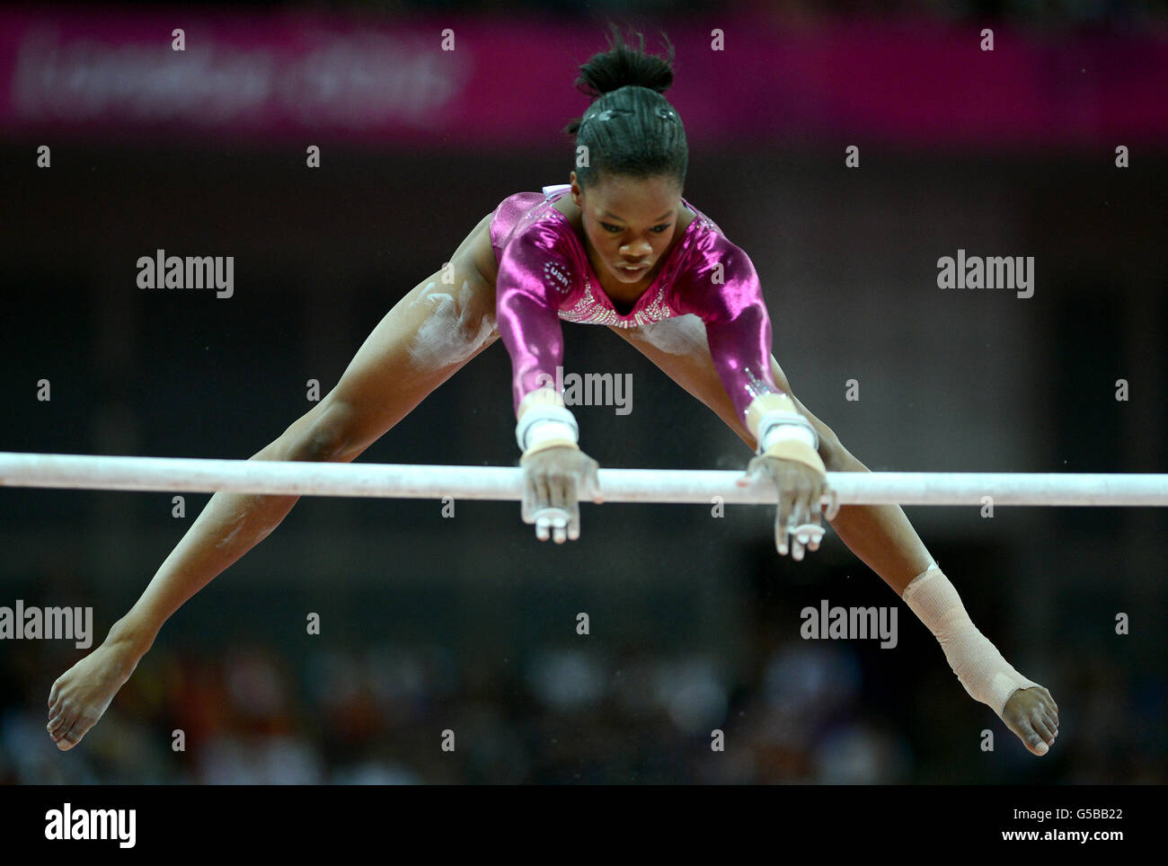 Gabrielle Douglas, aux États-Unis, rivalise avec les bars inégaux lors de la finale de la gymnastique artistique féminine à la North Greenwich Arena de Londres. Banque D'Images