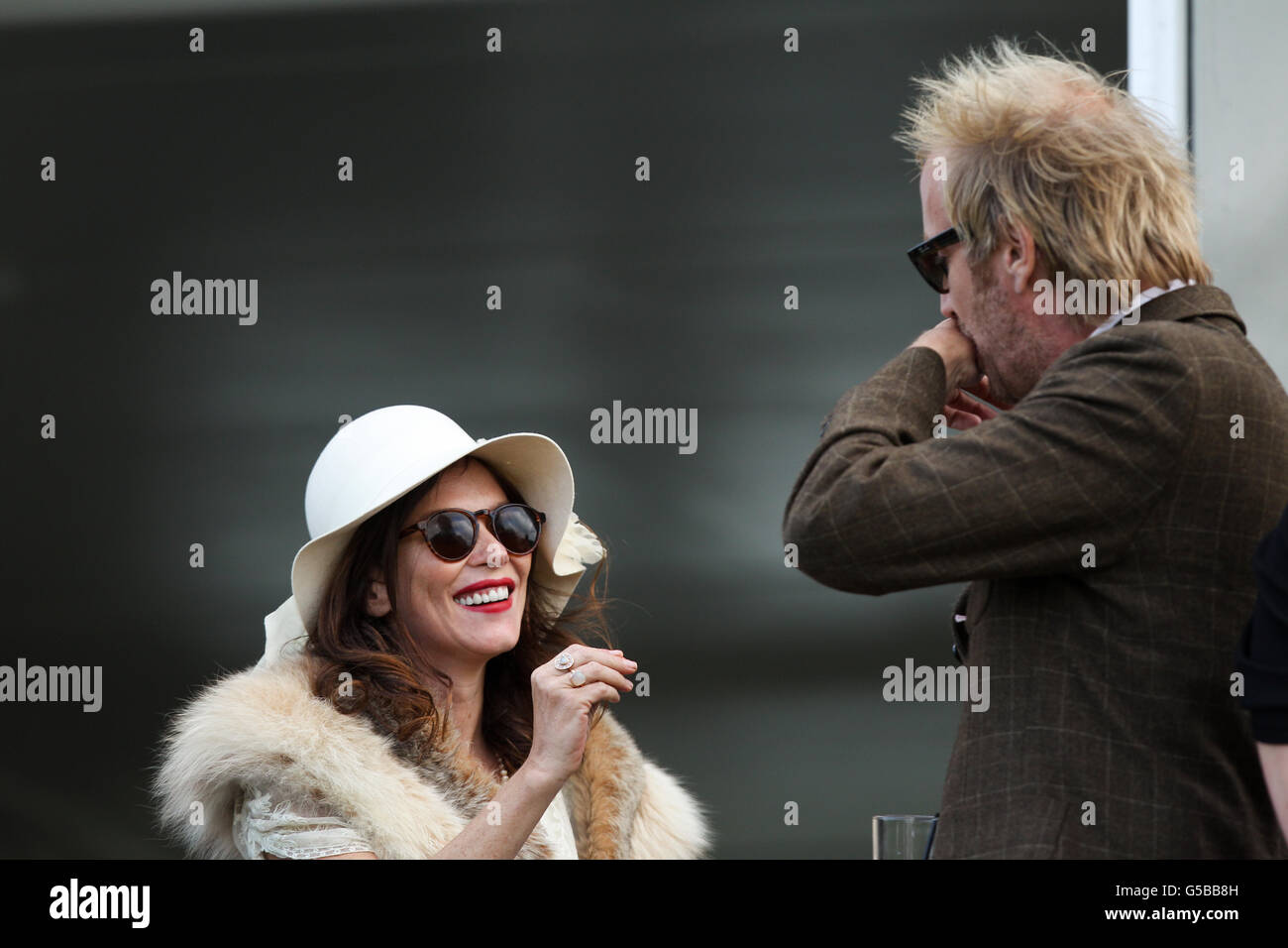 Anna Friel, actrice et Rhys Ifans lors de la Journée des dames du glorieux festival de Goodwood à l'hippodrome de Goodwood, Chichester. Banque D'Images