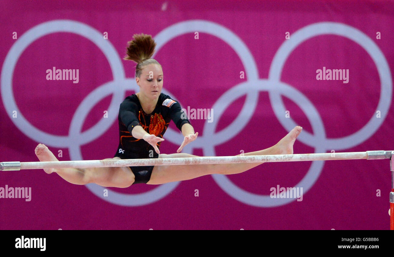 Céline van Gerner, de Netherland, rivalise sur les barreaux inégaux lors de la finale artistique de gymnastique féminine à la North Greenwich Arena, Londres. Banque D'Images