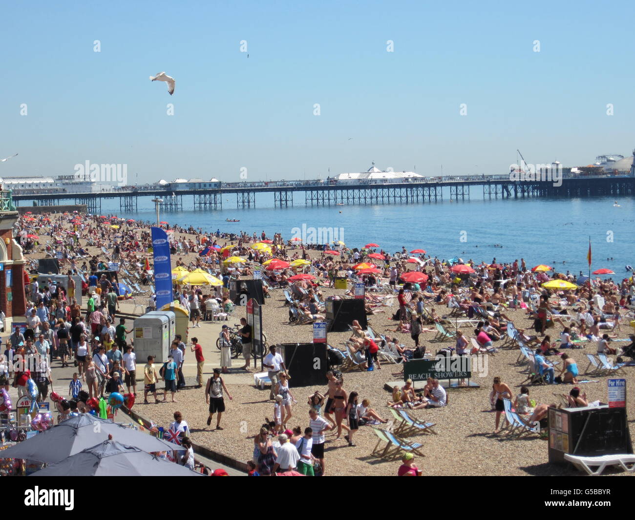 Les gens de Brighton Beach aujourd'hui qui a été le jour le plus chaud de l'année jusqu'à présent après que le mercure a augmenté près de 30C (86F). Banque D'Images