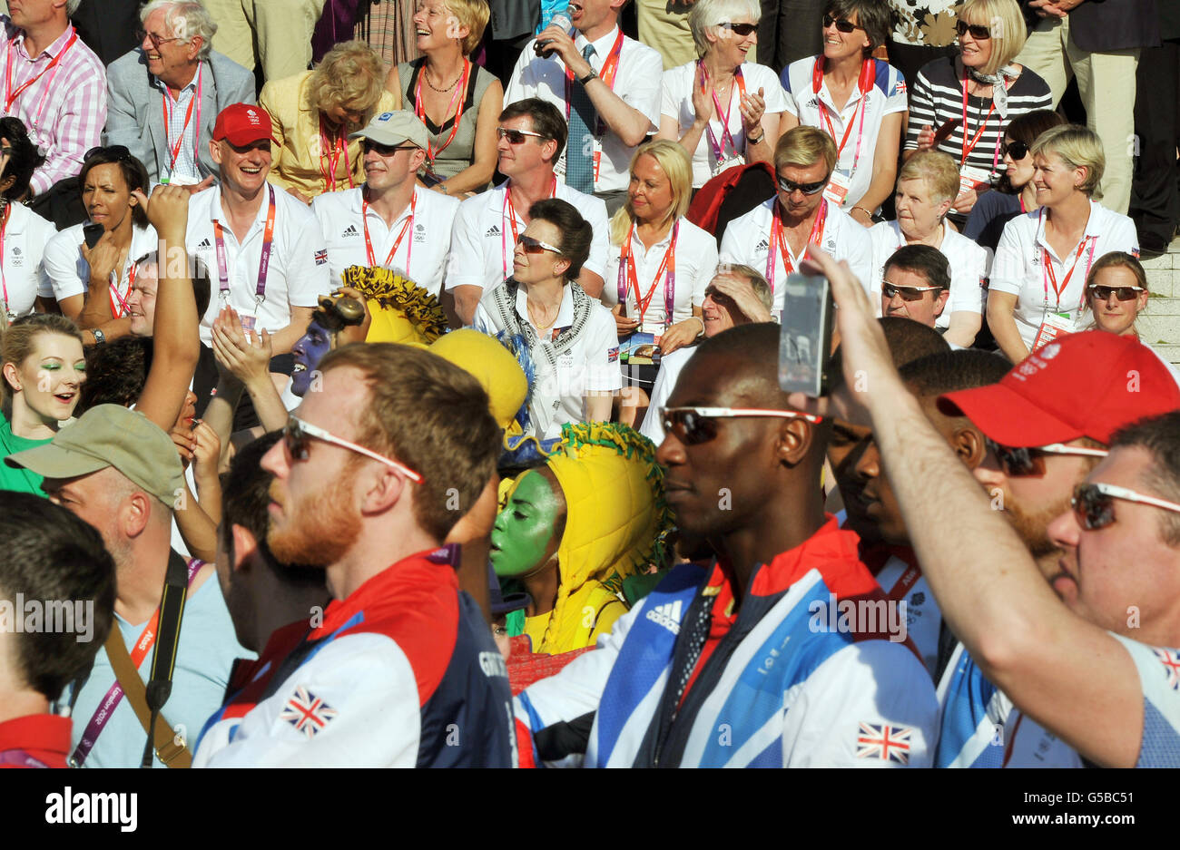 La princesse royale (au centre) regarde l'équipe olympique de Grande-Bretagne entrer dans le village des athlètes, sur le site des Jeux olympiques de Londres 2012, à Stratford, dans l'est de Londres. Banque D'Images