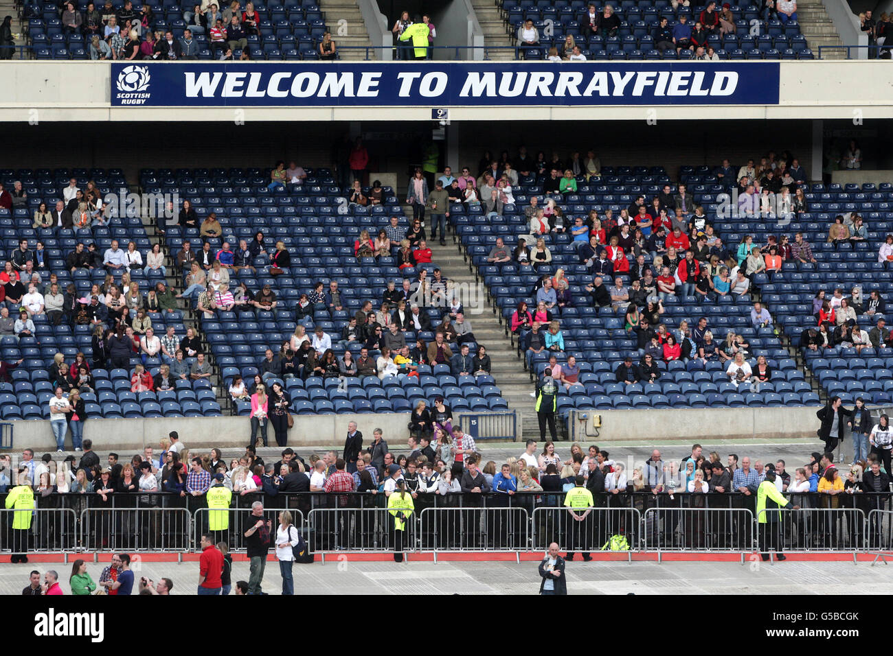 Madonna en concert - Edimbourg.Madonna fans à remplir le bol du stade à Murrayfield Banque D'Images