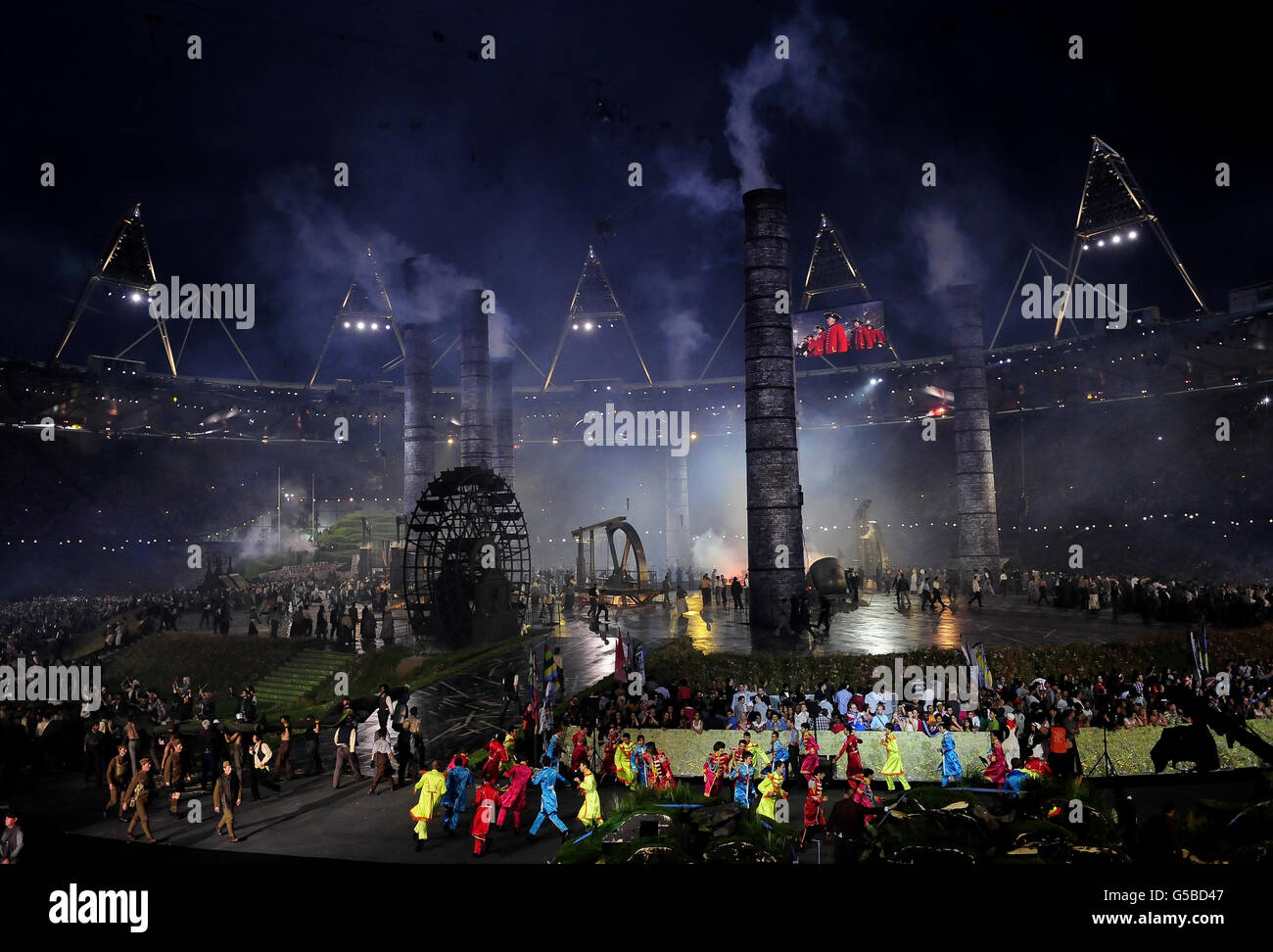 Les artistes lors de la cérémonie d'ouverture des Jeux Olympiques de 2012 au stade olympique de Londres. Banque D'Images