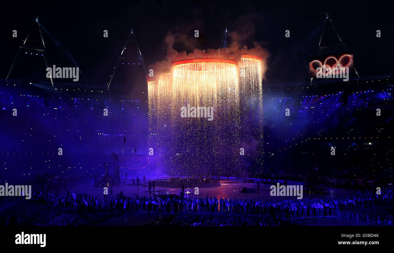 Les cinq anneaux olympiques sont abaissés dans le stade lors de la cérémonie d'ouverture des Jeux Olympiques de Londres 2012 au stade olympique de Londres. Banque D'Images