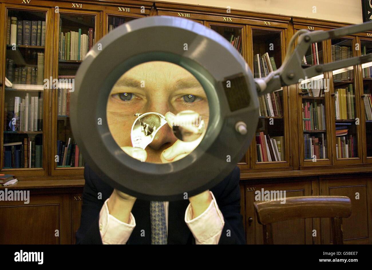 Le ministre des Arts, Alan Howarth, examine le Lonides Gem au British Museum de Londres. La pierre gravée d'agate brune, représentant Octavian comme le dieu Mercure, date de 35-25BC et a été achetée par le British Museum. * le compagnon de gemmes (déjà dans la collection des musées) dépeint la sœur d'Octavian Octavia. Éventuellement commandée pour célébrer la célèbre victoire d'Octavian sur Cleopatra et Mark Anthony en 31 av. J.-C., les deux joyaux seront exposés dans le cadre de l'exposition « Cleopatra of Egypt: From History to Myth » qui ouvrira le 12/4/01. Banque D'Images