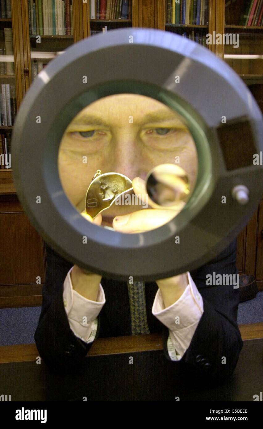 Le ministre des Arts, Alan Howarth, examine le Lonides Gem au British Museum de Londres. La pierre gravée d'agate brune, représentant Octavian comme le dieu Mercure, date de 35-25BC et a été achetée par le British Museum. * le compagnon de gemmes (déjà dans la collection des musées) dépeint la sœur d'Octavian Octavia. Éventuellement commandée pour célébrer la célèbre victoire d'Octavian sur Cleopatra et Mark Anthony en 31 av. J.-C., les deux joyaux seront exposés dans le cadre de l'exposition « Cleopatra of Egypt: From History to Myth » qui ouvrira le 12/4/01. Banque D'Images