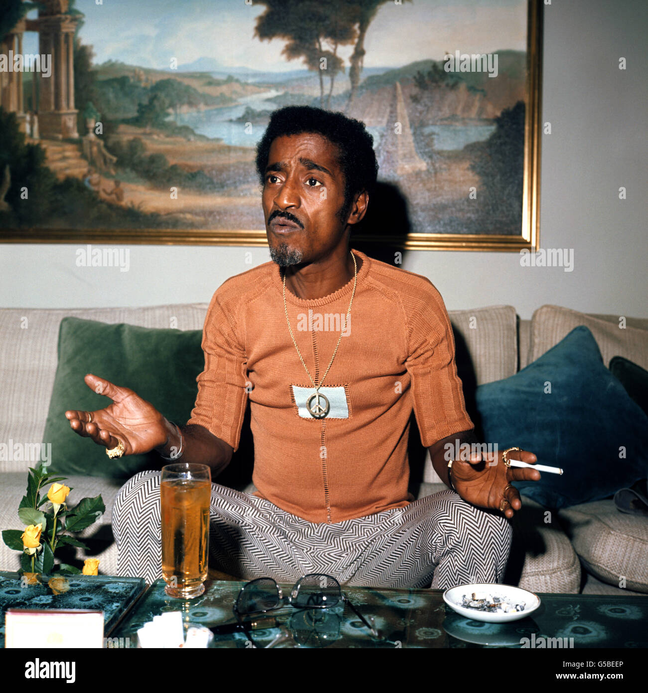 SAMMY DAVIS JUNIOR 1972: Animateur américain et ancien membre de 'Rat Pack' Sammy Davies Jnr en train de boire un verre et une cigarette à l'hôtel Hilton de Londres. Banque D'Images SAMMY DAVIS JUNIOR 1972: Animateur américain et ancien membre de 'Rat Pack' Sammy Davies Jnr en train de boire un verre et une cigarette à l'hôtel Hilton de Londres. Banque D'Images