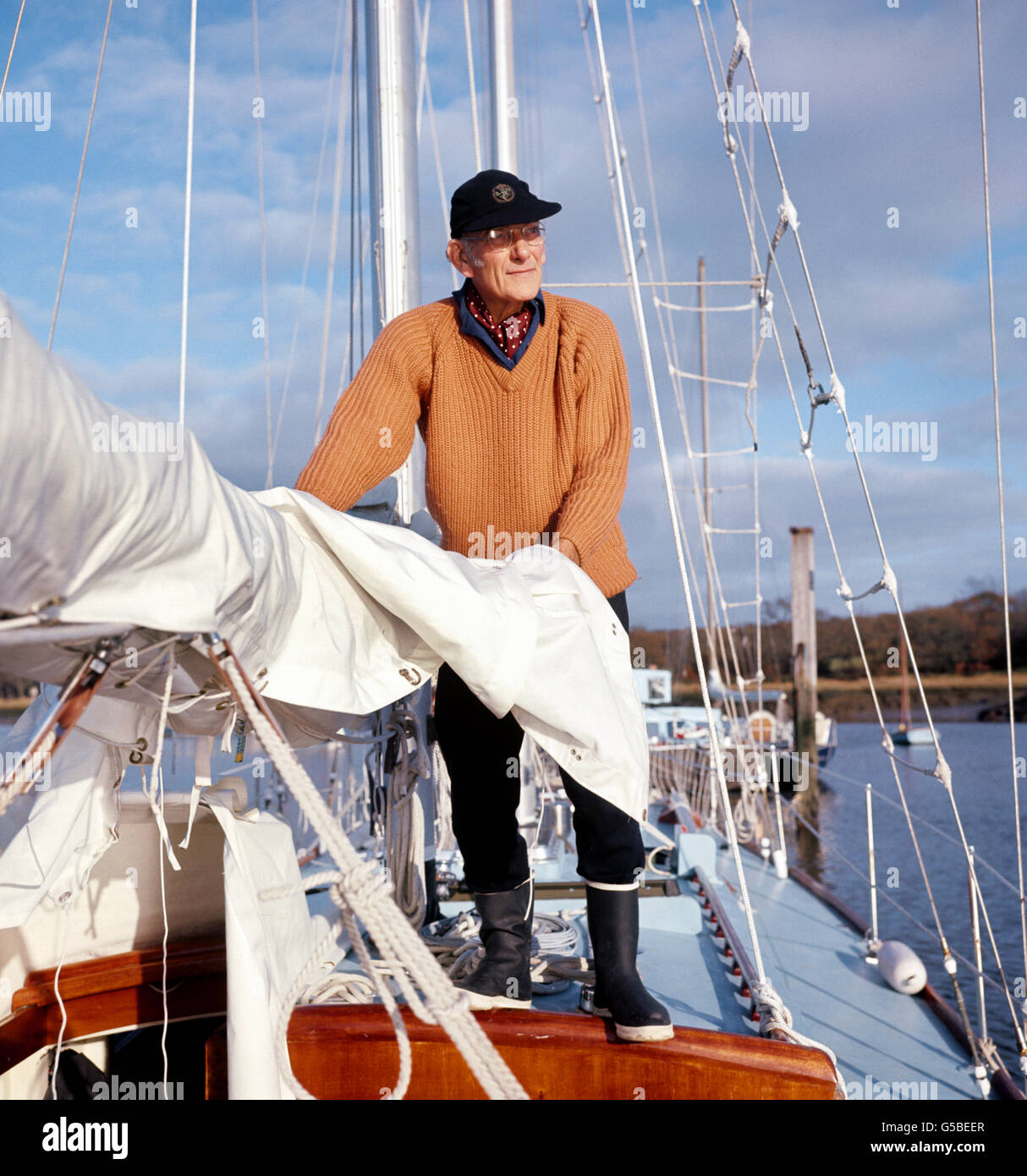 Yachtsman Sir Francis Chichester prépare son nouveau bateau, Gypsy Moth V, à Beaulieu, Hampshire, pour son voyage de 200 miles par jour, 4,000 miles de Bissau, Guinée portugaise, à Juan del Norte, Nicaragua. Banque D'Images