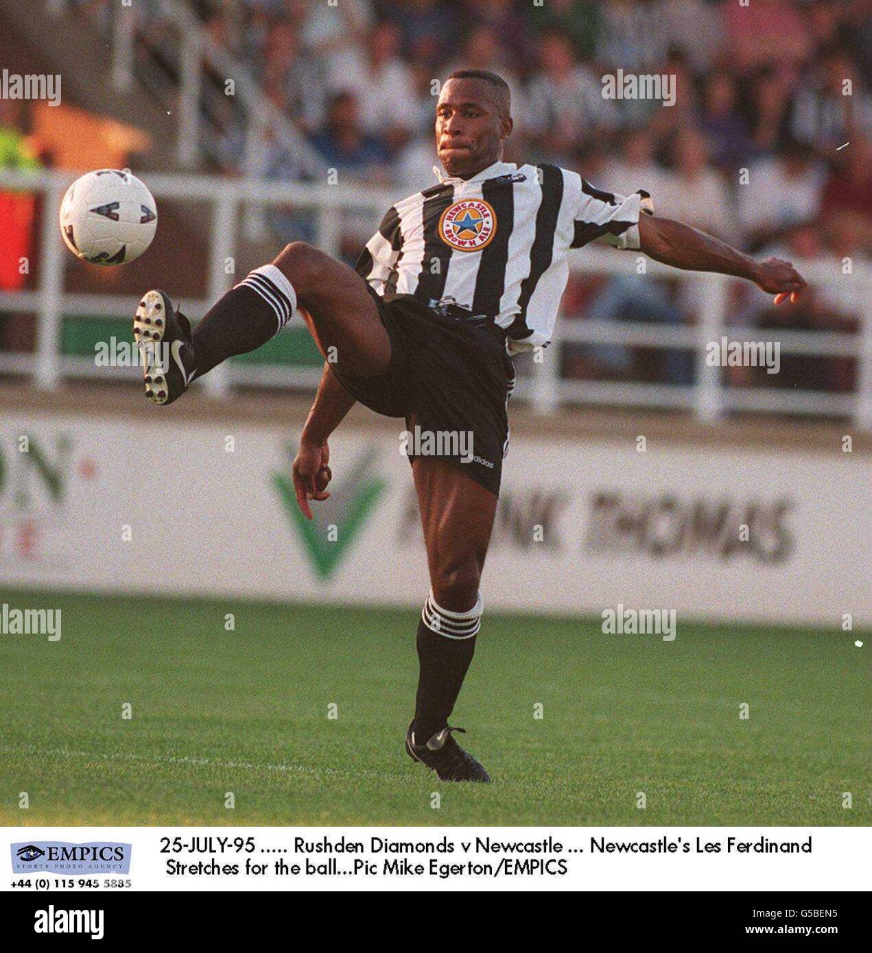 26-JUL-95 .... Rushden Diamonds contre Newcastle .... Les Ferdinand de Newcastle s'étire pour le ballon Banque D'Images