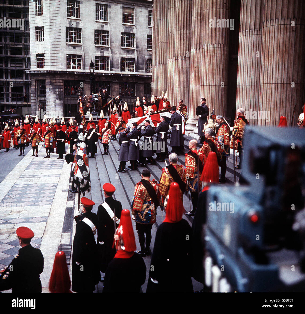 OBSÈQUES DE CHURCHILL 1965 : une caméra de télévision (à droite) enregistre le cercueil de Sir Winston Churchill quittant la cathédrale Saint-Paul, à Londres, après les funérailles du premier ministre, du soldat et de l'homme d'État britannique. Banque D'Images
