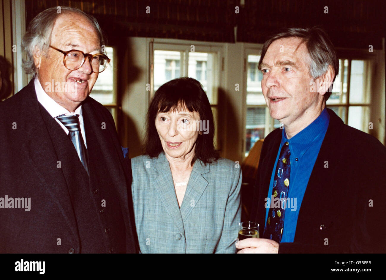 Les écrivains John Mortimer et Beryl Bainbridge avec Sir Tom Courtenay aux Oldie of the Year Awards à Simpson's-in-the-Strand, Londres. Banque D'Images