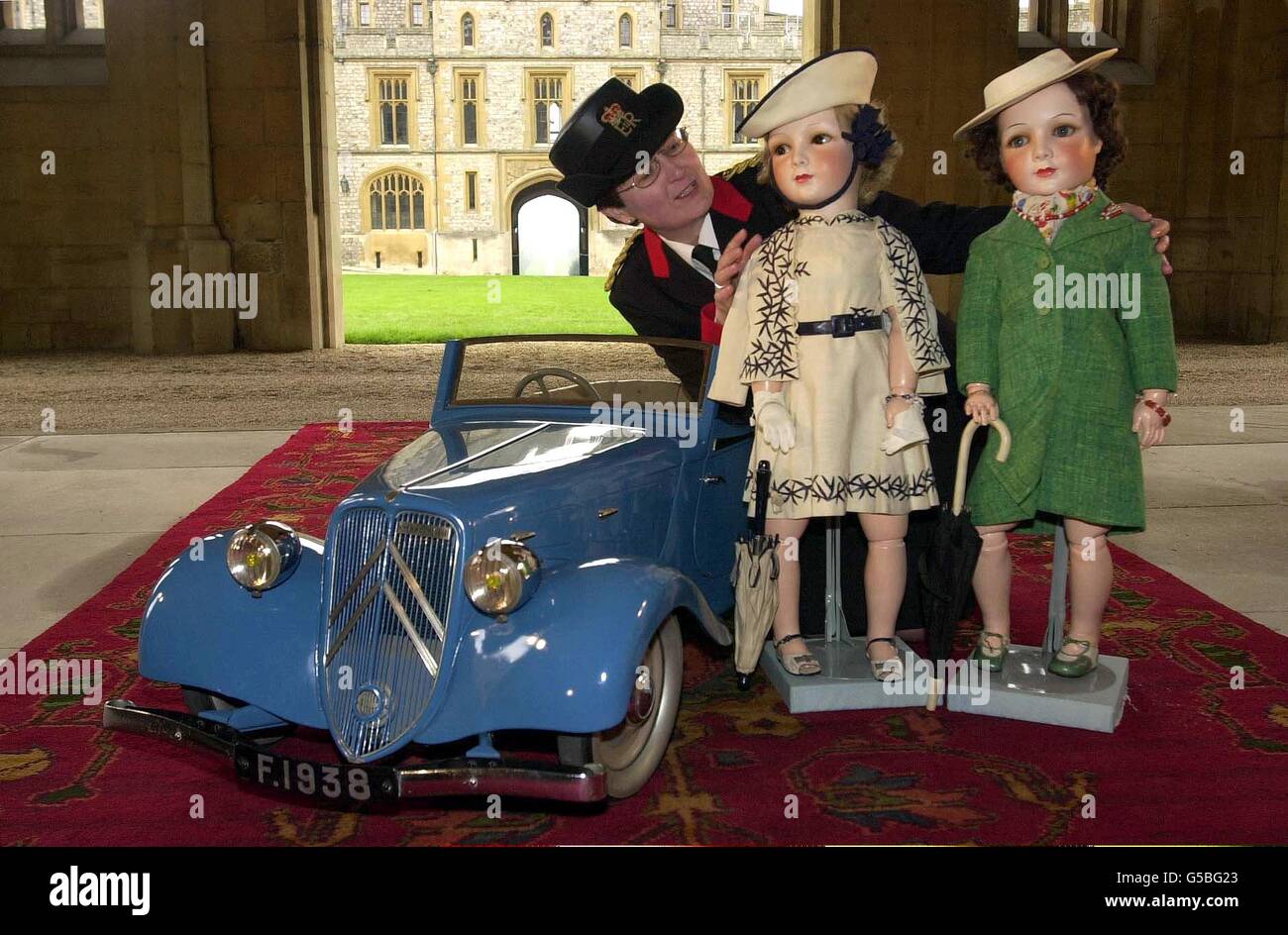 Directeur général Claude Bikoro (L) et Livery porter John Emery avec des poupées en porcelaine uniques de la collection royale. France (L), Marianne et une miniature Citroën 7B ont été présentées au roi George VI et à la reine Elizabeth. * pour la Reine et la princesse Margaret, à l'occasion de la visite d'État en France en 1938. Les poupées et la voiture ont été réunies au château de Windsor après cinquante ans de séparation. Banque D'Images