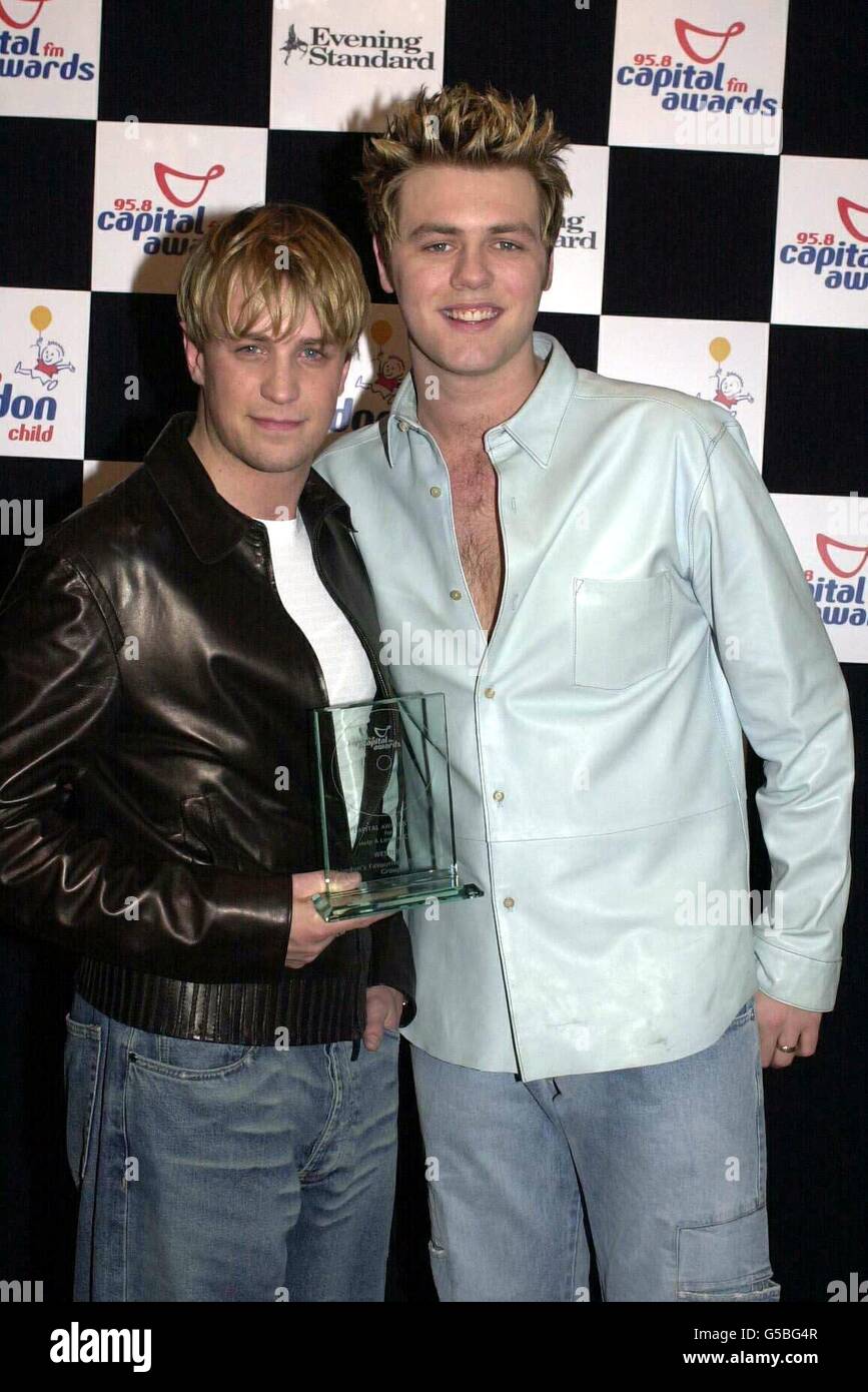 Kian Egan (à gauche) et Bryan McFadden de Westlife avec leur prix pour le meilleur groupe international aux Capital radio Awards au Royal Lancaster Hotel de Londres. Banque D'Images