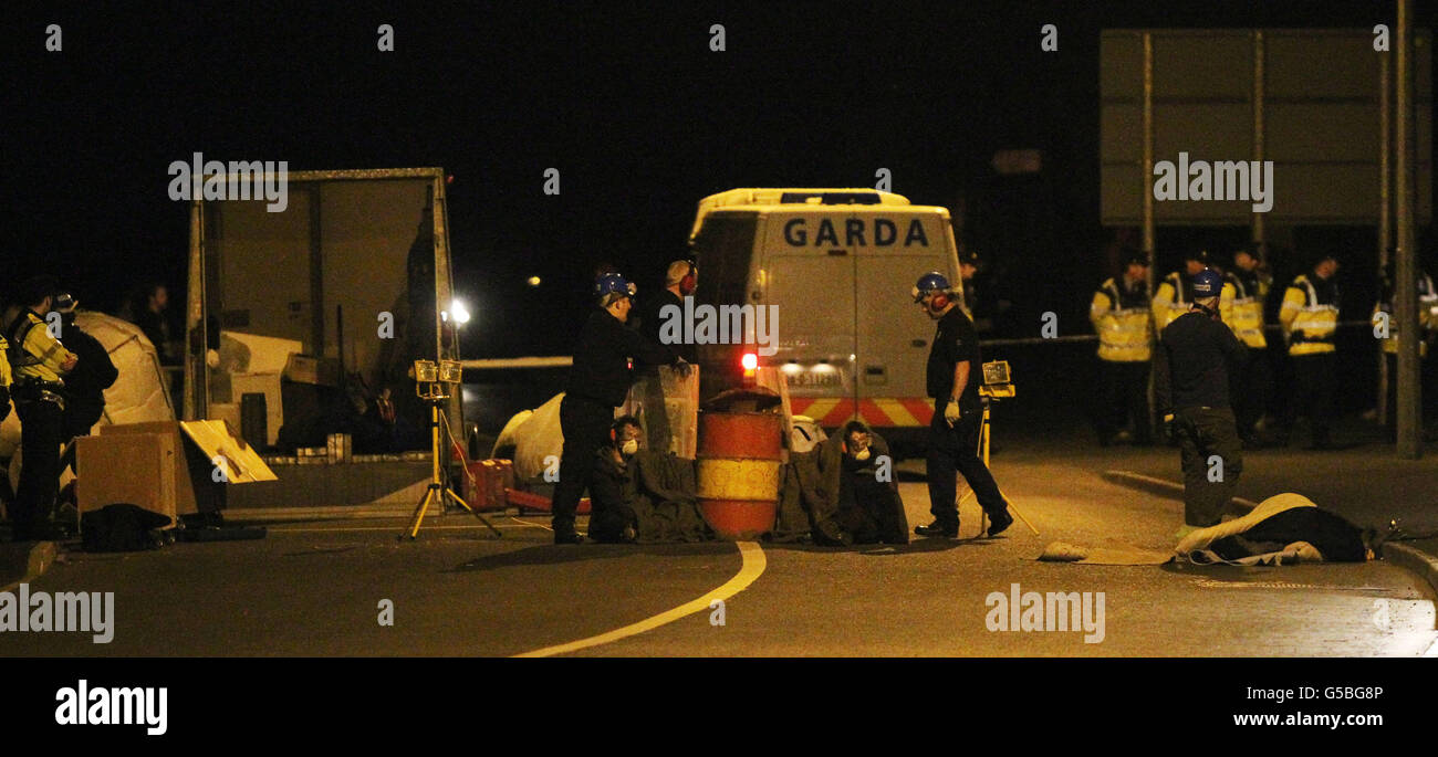 Les militants de Shell to Sea se verrouillent au tonneau pour bloquer le chemin d'un convoi contenant des machines d'alésage de tunnel en route vers la raffinerie de gaz Shell Bellanaboy de Co Mayo. Banque D'Images