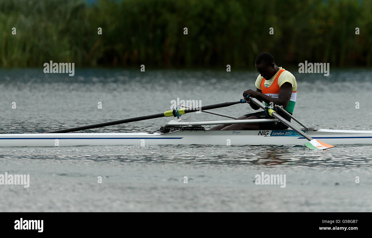 Le Hamadou Djibo Issaka du Niger semble épuisé après avoir terminé les sculpts individuels des hommes au lac Eton Dorney Rowing, Windsor. Banque D'Images