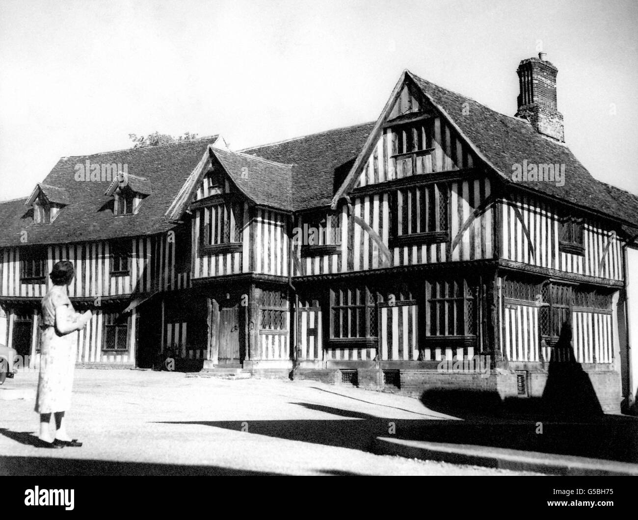 Le Guildhall à colombages de Lavenham, dans le Suffolk, qui servait la Guilde de la toile lorsque le village devait sa prospérité au commerce de la toile.C'est l'un des nombreux bâtiments à colombages du village où l'on peut voir certains des plus beaux exemples de l'architecture médiévale et Tudor. Banque D'Images