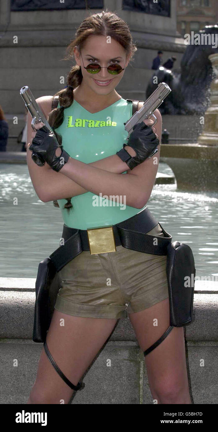 Lucy Clarkson, le modèle officiel de l'héroïne de la bande dessinée Tomb Raider Lara Croft, sur la place Trafalgar à Londres, pour lancer Larazade, un rebranding promotionnel de la boisson énergétique Lucozade. * cela coïncidera avec la sortie cet été d'une version d'action live de Tomb Raider avec Angelina Jolie. Banque D'Images