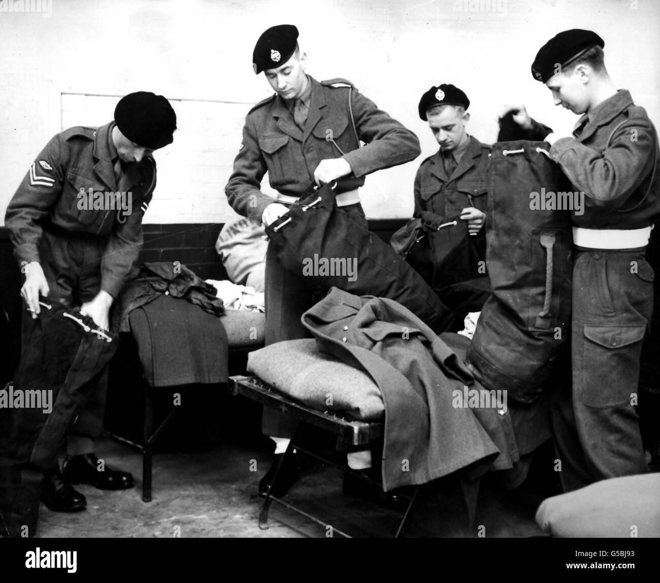LA GUERRE DE CORÉE : les hommes du 1er Royal Tank Regiment emballez leur kit à la caserne Fowler, Tidworth, en préparation pour leur départ pour la Corée. Le régiment est à l'étranger depuis 14 ans, jusqu'à leur arrivée récente en Grande-Bretagne. Banque D'Images LA GUERRE DE CORÉE : les hommes du 1er Royal Tank Regiment emballez leur kit à la caserne Fowler, Tidworth, en préparation pour leur départ pour la Corée. Le régiment est à l'étranger depuis 14 ans, jusqu'à leur arrivée récente en Grande-Bretagne. Banque D'Images