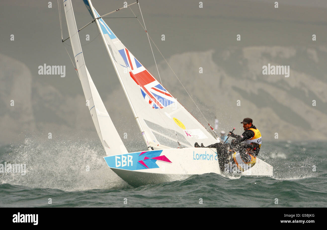 Jeux Olympiques de Londres - jour 6.Iain Percy et Andrew Simpson, en Grande-Bretagne, sont en compétition dans leur bateau à quille de classe Star lors des Jeux olympiques sur la baie de Weymouth. Banque D'Images