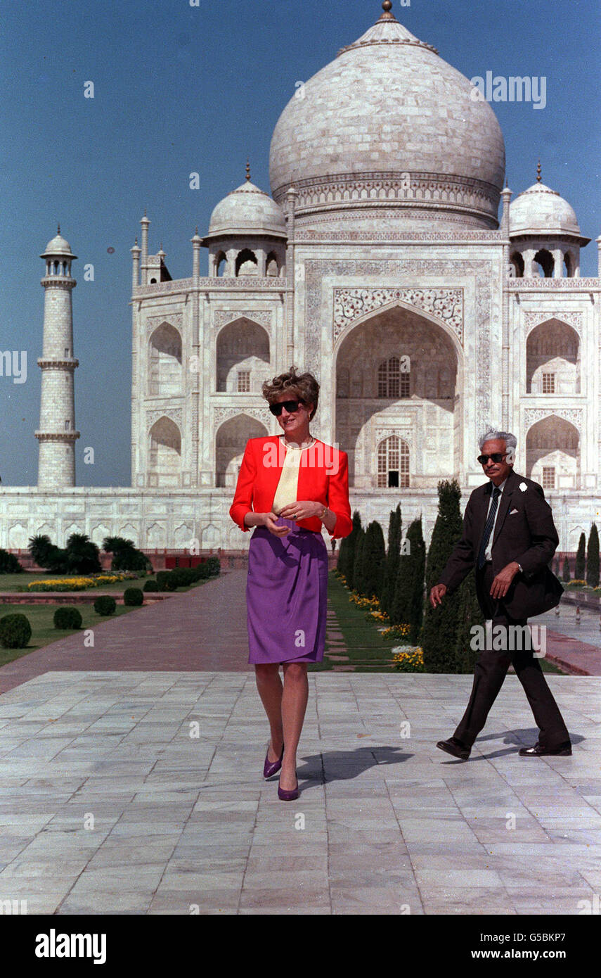 La princesse de Galles est montrée autour par un guide lors de sa visite au Taj Mahal à Agra. Banque D'Images