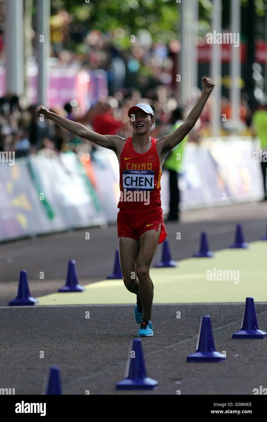 Ding Chen en Chine remporte la médaille d'or lors de la course de 20 km pour hommes au Mall, Londres, le huitième jour des Jeux olympiques de Londres 2012. Banque D'Images