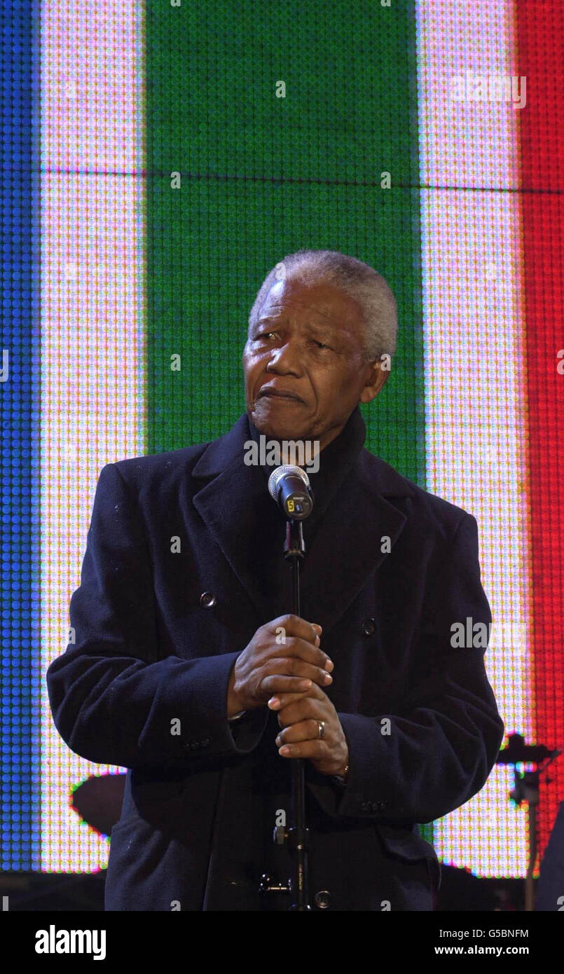 Nelson Mandela sur scène pendant le concert de la Journée de la liberté en Afrique du Sud, à Trafalgar Square à Londres. Les groupes REM, Atomic Kitten et Spice Girl Mel-B étaient parmi les artistes qui ont comparu au concert. Banque D'Images