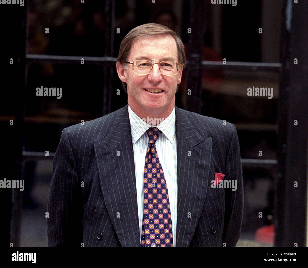 Peter Burt, directeur général de la Bank of Scotland au siège de la Bank à Threadneedle Street, Londres.La Halifax et la Bank of Scotland ont convenu aujourd'hui d'une fusion de 28 milliards, ce qui crée la cinquième plus grande banque de Grande-Bretagne.* les deux banques opérera sous une nouvelle société holding, HBOS plc, mais continueront à commercer sous leurs marques actuelles.Dennis Stevenson, président de Halifax, présidera le groupe combiné, Peter Burt, chef de la direction du BOS, deviendra vice-président à temps plein et James Crosby, chef de la direction de Halifax, deviendra chef de la direction du groupe.24/02/04: Sir Peter a été nommé ainsi Banque D'Images