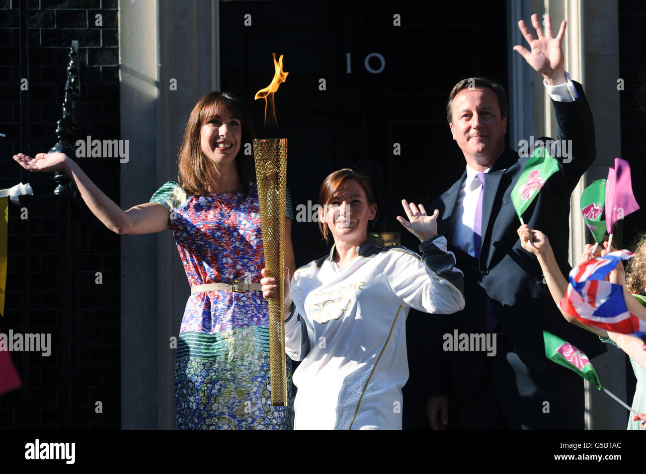 Le Premier ministre David Cameron et sa femme Samantha accueillent Kate Nesbit, porte-drapeau olympique, à Downing Street, Londres, le 69 e jour du relais de la flamme olympique de Londres 2012. Banque D'Images