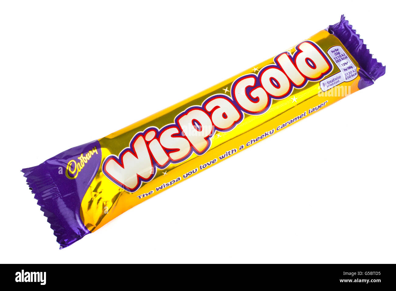 Londres, UK - 6 mai 2016 : une emprise Wispa Gold barre de chocolat fabriqués par Cadbury, photographié sur un arrière-plan uni, blanc Banque D'Images