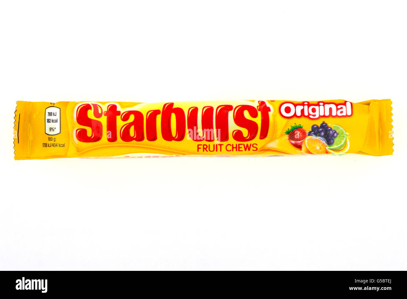 Londres, Royaume-Uni - 16 juin 2016 : Un pack non ouvert de fruits Starburst Chews, photographié sur un arrière-plan uni, blanc le 16 juin 2016 Banque D'Images