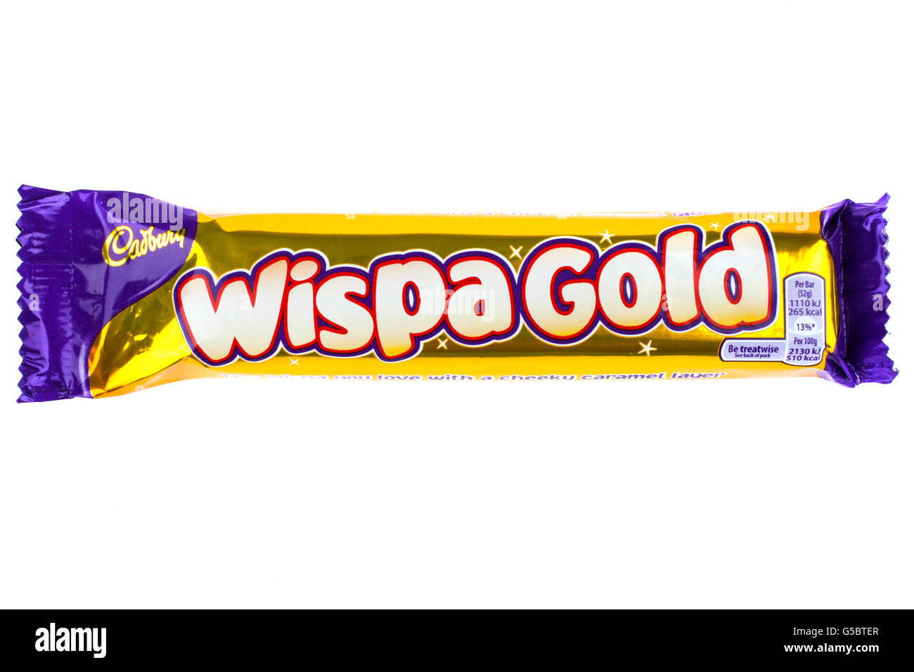 Londres, UK - 6 mai 2016 : une emprise Wispa Gold barre de chocolat fabriqués par Cadbury, photographié sur un arrière-plan uni, blanc Banque D'Images