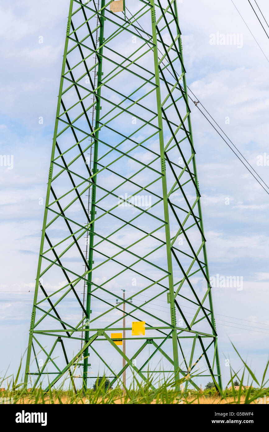Pylônes électriques pour la distribution d'électricité en haute tension