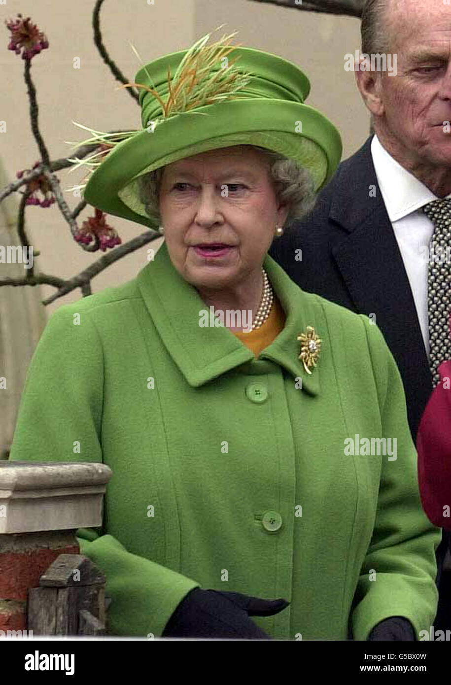 La reine Elizabeth II part après le service du dimanche de Pâques à la chapelle Saint-Georges, au château de Windsor. Plus tôt, la Reine, vêtue d'une tenue vert lime avec chapeau assorti, a ondulé à des centaines de fans d'attente avant de diriger le chemin vers l'église. Banque D'Images