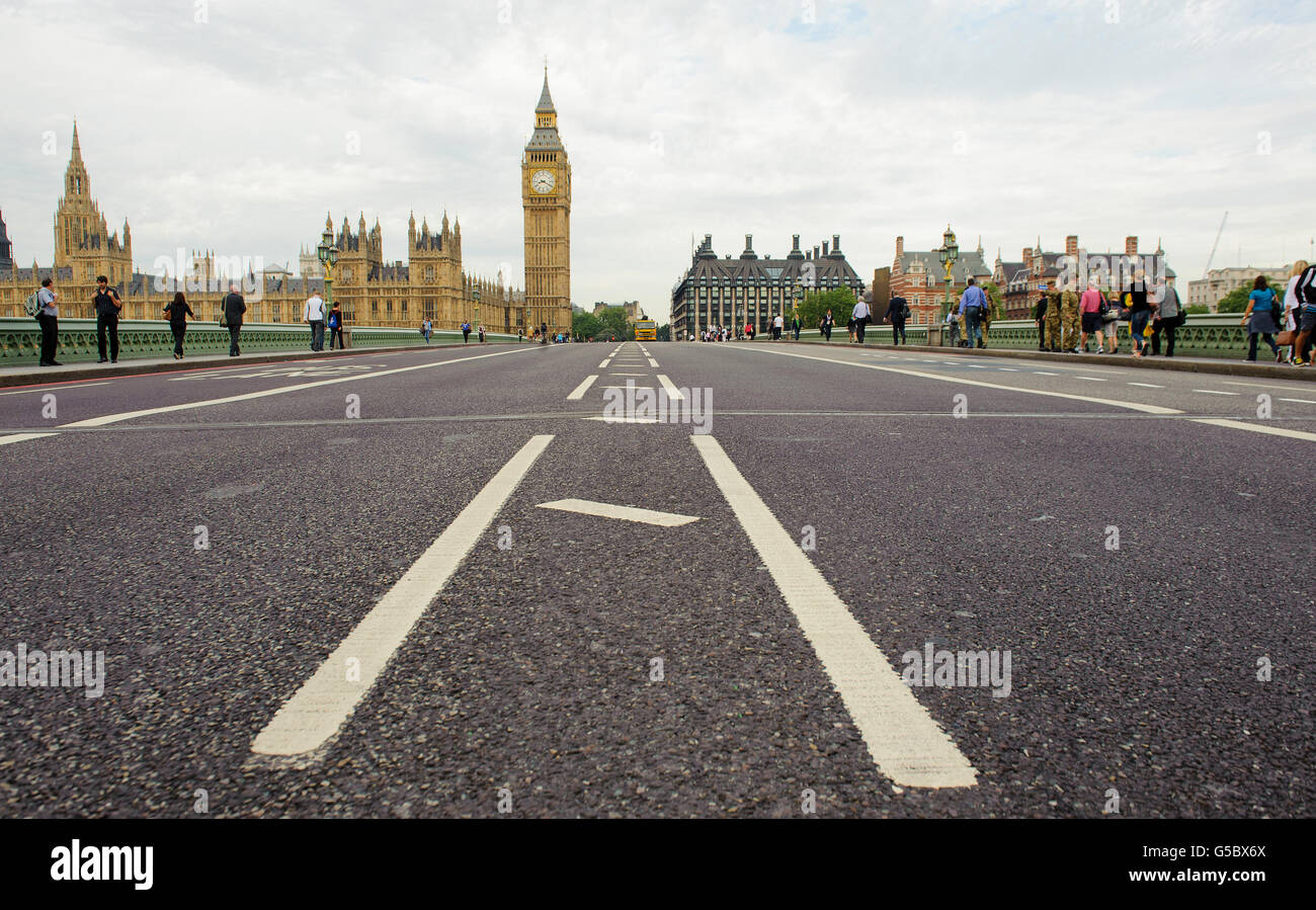 Le pont de Westminster semble presque vide de piétons et de véhicules pendant les heures de pointe du matin dans le centre de Londres. Banque D'Images