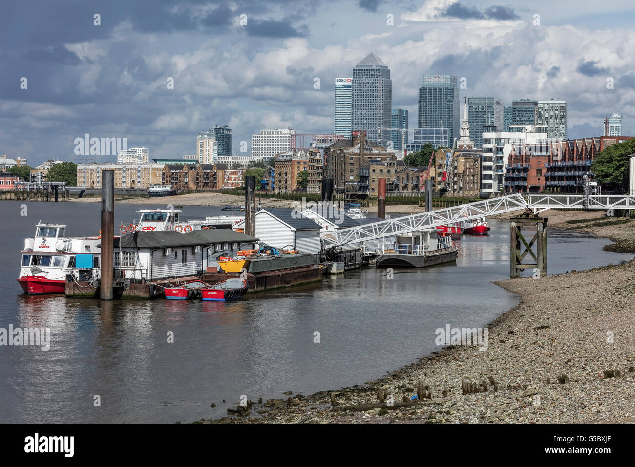 Canary Wharf et les Docklands - vue depuis le sud de la Tamise à marée basse Banque D'Images