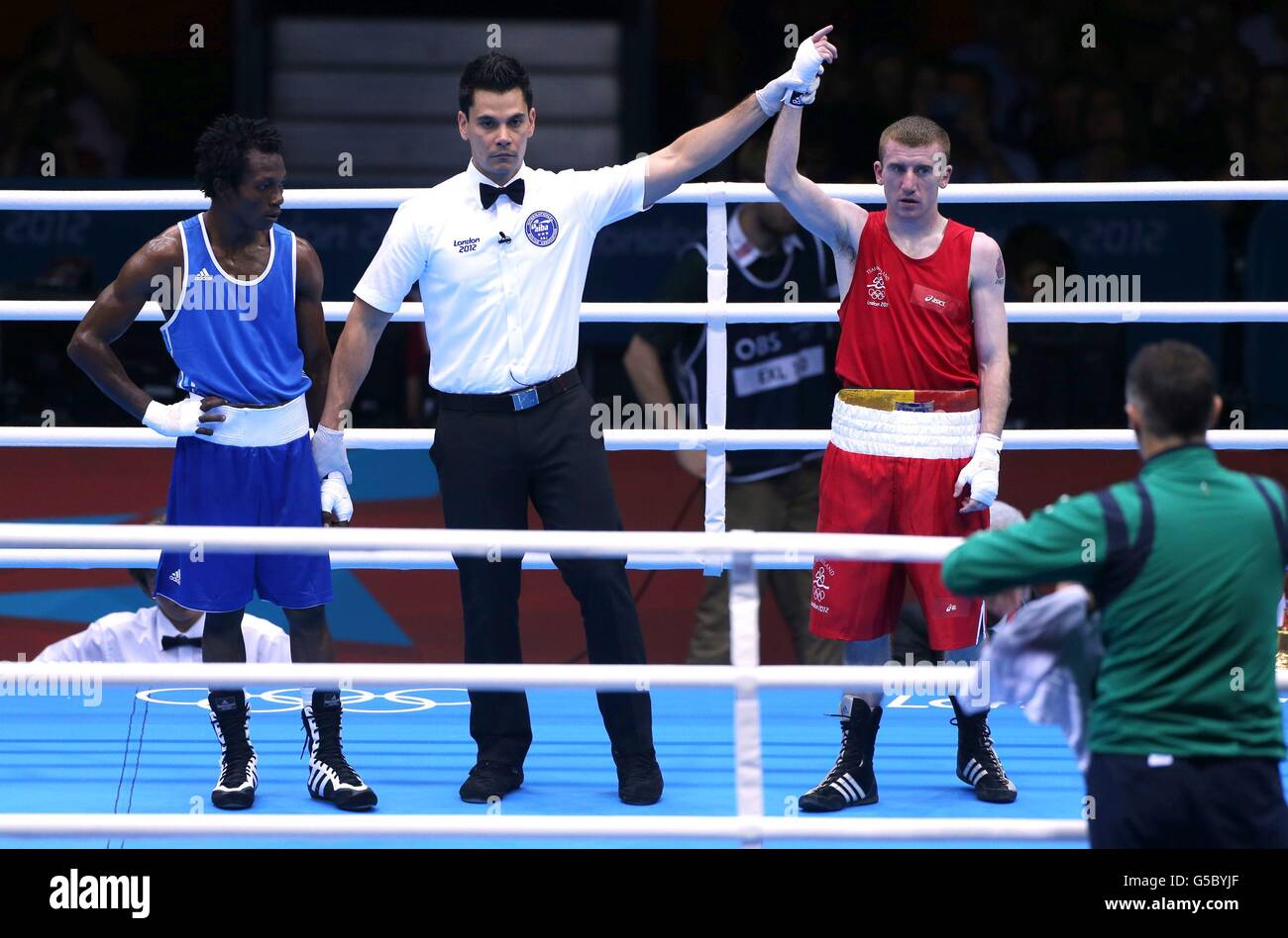 Arm referee boxer Banque de photographies et d'images à haute résolution -  Alamy