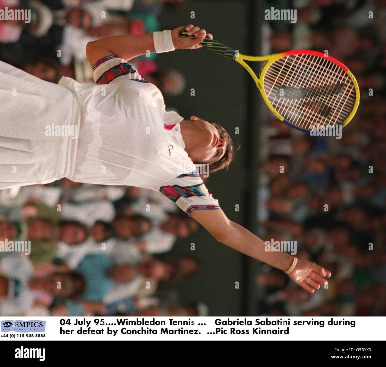 04 juillet 95. Tennis de Wimbledon ... Gabriela Sabatini servant pendant sa défaite par Conchita Martinez Banque D'Images