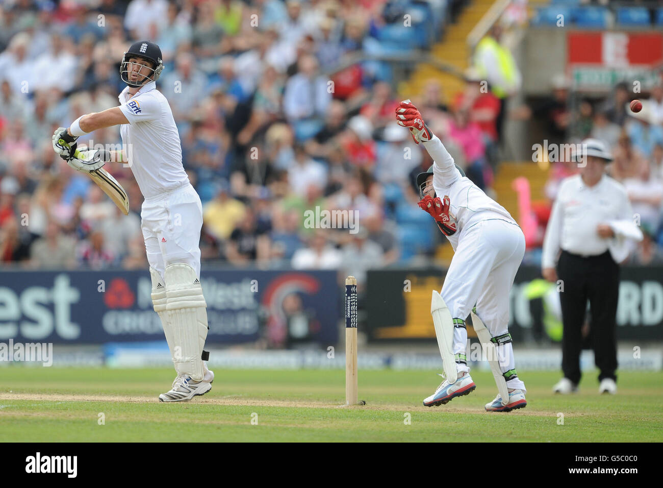 Kevin Pietersen (à gauche) en action contre l'Africain du Sud lors du deuxième match d'essai d'Investec à Headingley Carnegie, Leeds. Banque D'Images