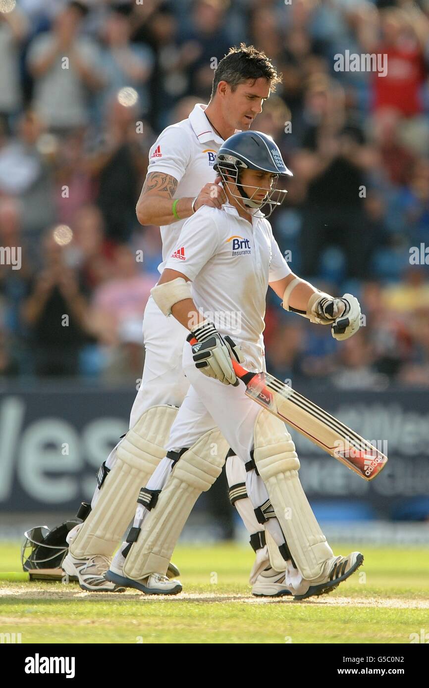 James Taylor, en Angleterre, est consolé par Kevin Pietersen après avoir été encorsé lors du deuxième match du deuxième Test d'Investec à Headingley Carnegie, Leeds. Banque D'Images