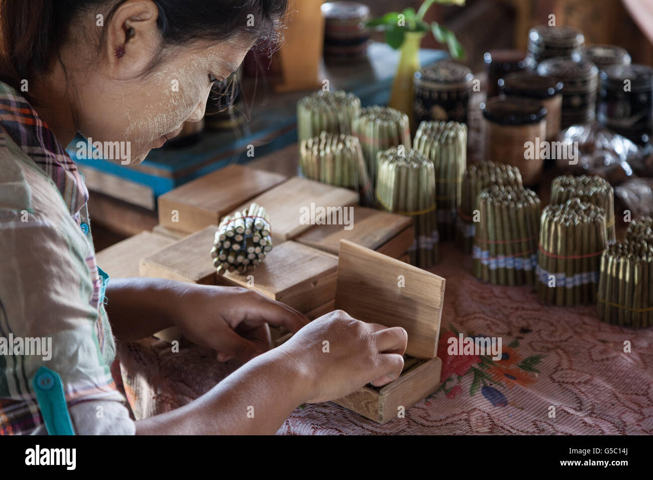 Les paquets de cigares cheroot fille en usine sur le lac Inle, Myanmar Banque D'Images