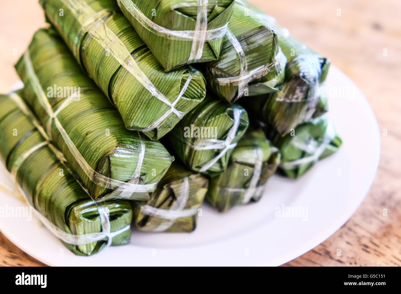 Gâteaux de pâte de riz. Un riz gluant enveloppé dans des feuilles Banque D'Images