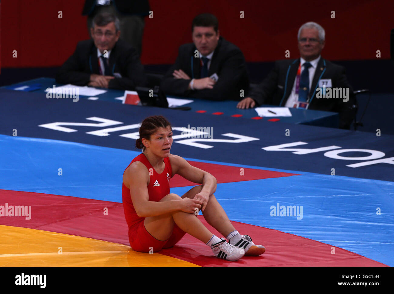 Olga Butkevych, de Grande-Bretagne, réagit après sa perte contre Lissette Alexandra Antes Castillo, de l'Équateur, lors des finales de Freestyle féminin 55kg 1/8 à l'Excel Arena, le treize jour des Jeux Olympiques de Londres 2012. Banque D'Images